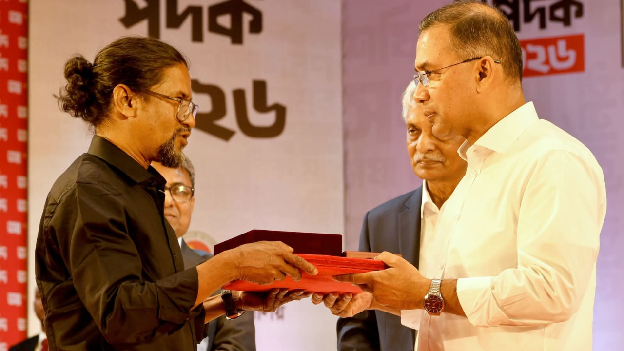 ভাস্কর্যের জন্য একুশে পদক পেয়েছেন তেজস হালদার জস।