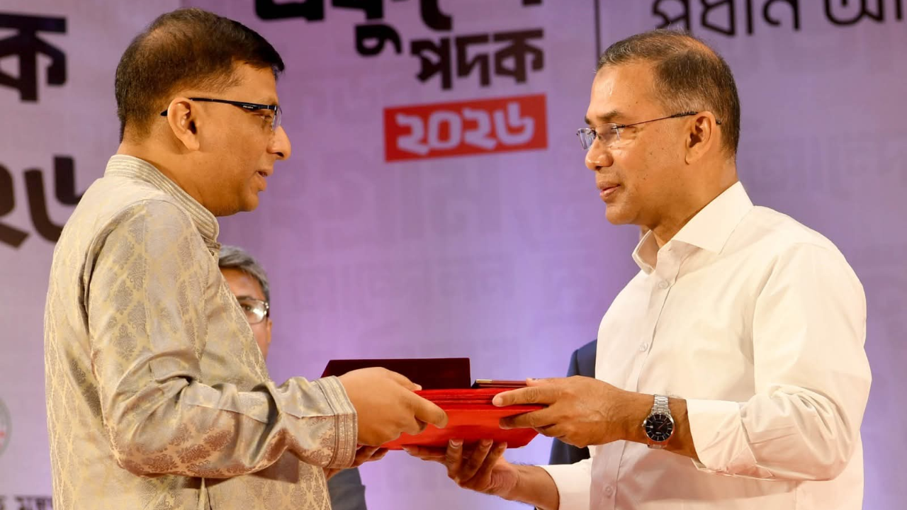 শিক্ষাক্ষেত্রে অবদানের জন্য অধ্যাপক ড. মাহবুবুল আলম মজুমদারকে একুশে পদক প্রদান করা হয়েছে।