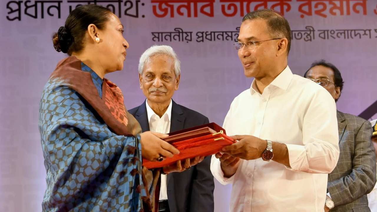 সংগীতশিল্পী আইয়ুব বাচ্চুকে মরণোত্তর একুশে পদক প্রদান করা হয়। আইয়ুব বাচ্চুর পদকটি তার ফেরদৌস চন্দনার সাথে তুলে দেন তারেক রহমান।