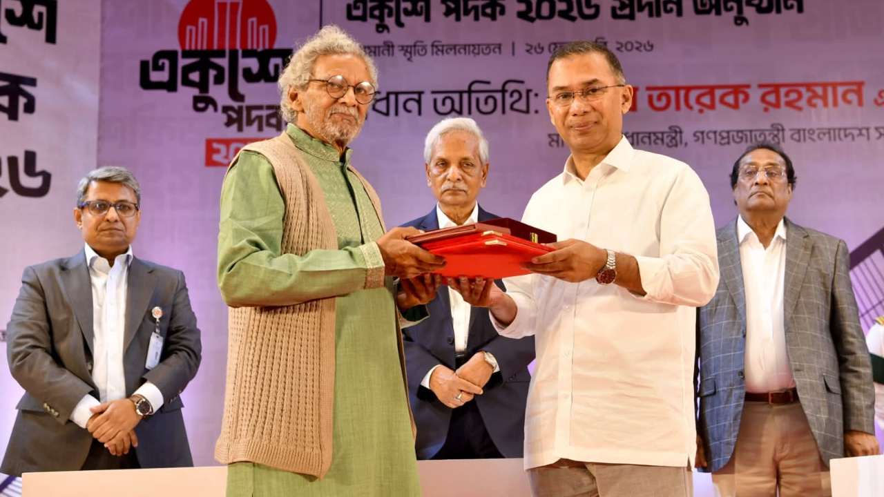 ঢাকা বিশ্ববিদ্যালয়ের চারুকলা অনুষদের প্রাচ্যকলা বিভাগের অধ্যাপক ড. মো. আব্দুস সাত্তারকে একুশে পদকে ভূষিত করেন তারেক রহমান।