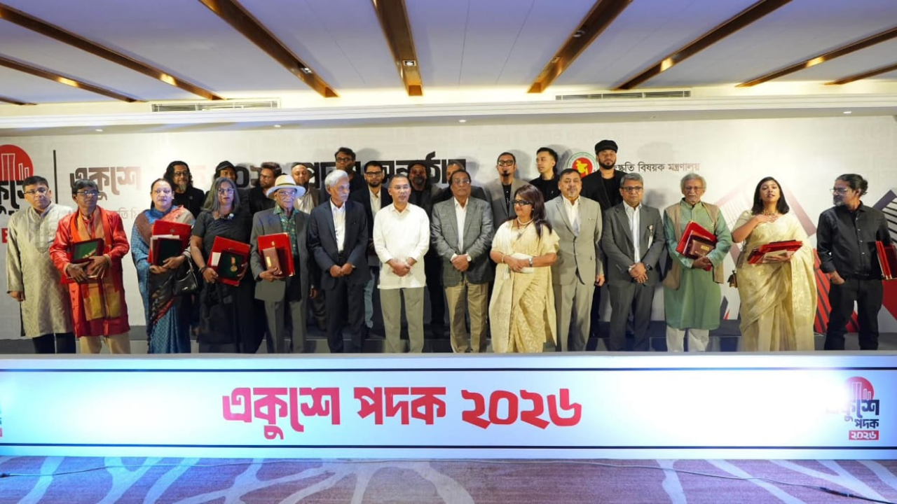 হাসিমুখে একুশে পদক গ্রহণ করলেন তারা