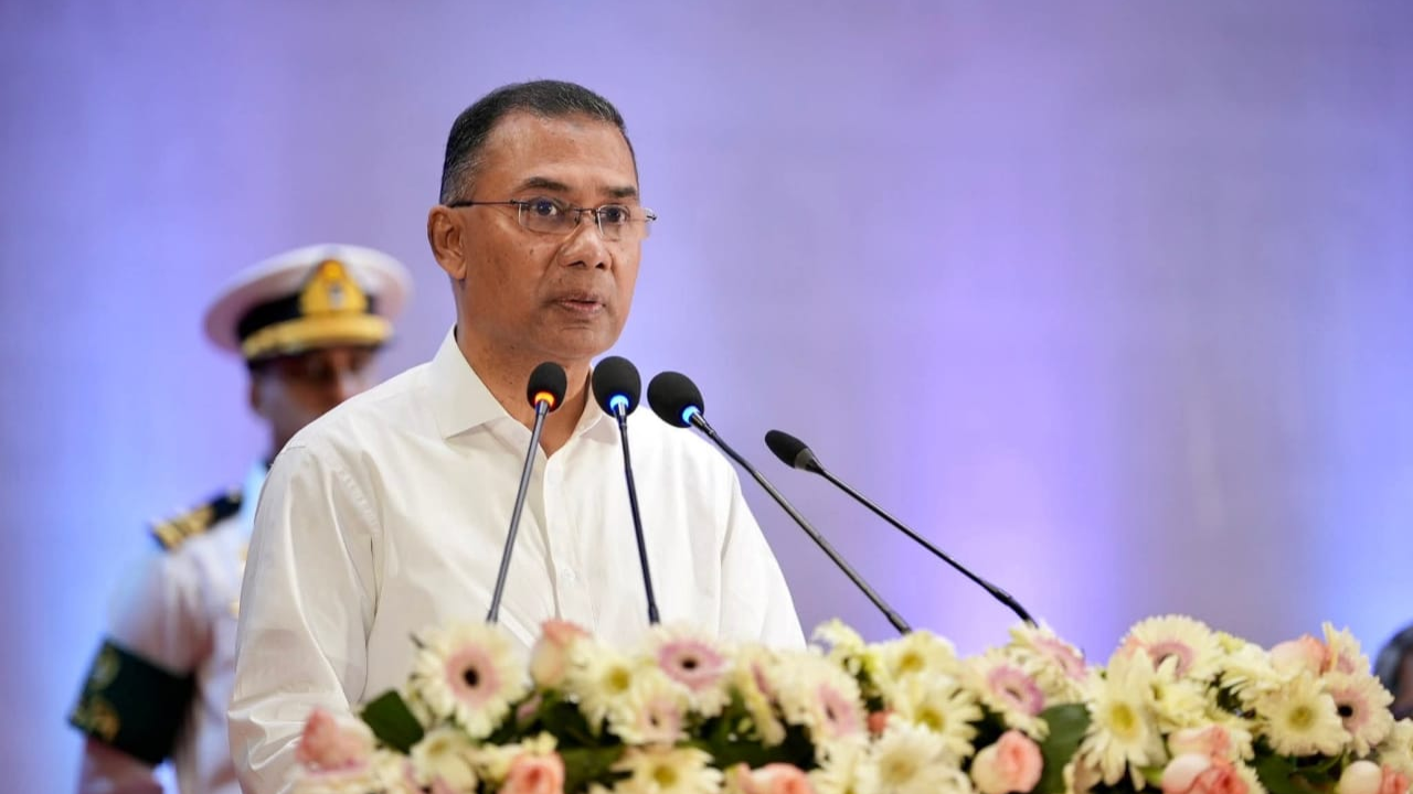 হাসিমুখে একুশে পদক গ্রহণ করলেন তারা