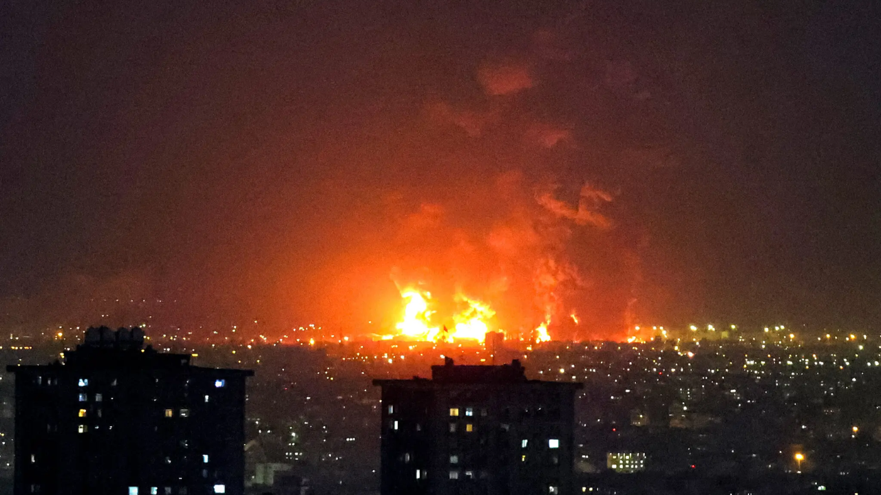 ইসরায়েলি হামলায় তেহরানের তেল শোধনাগারে ভয়াবহ আগুন