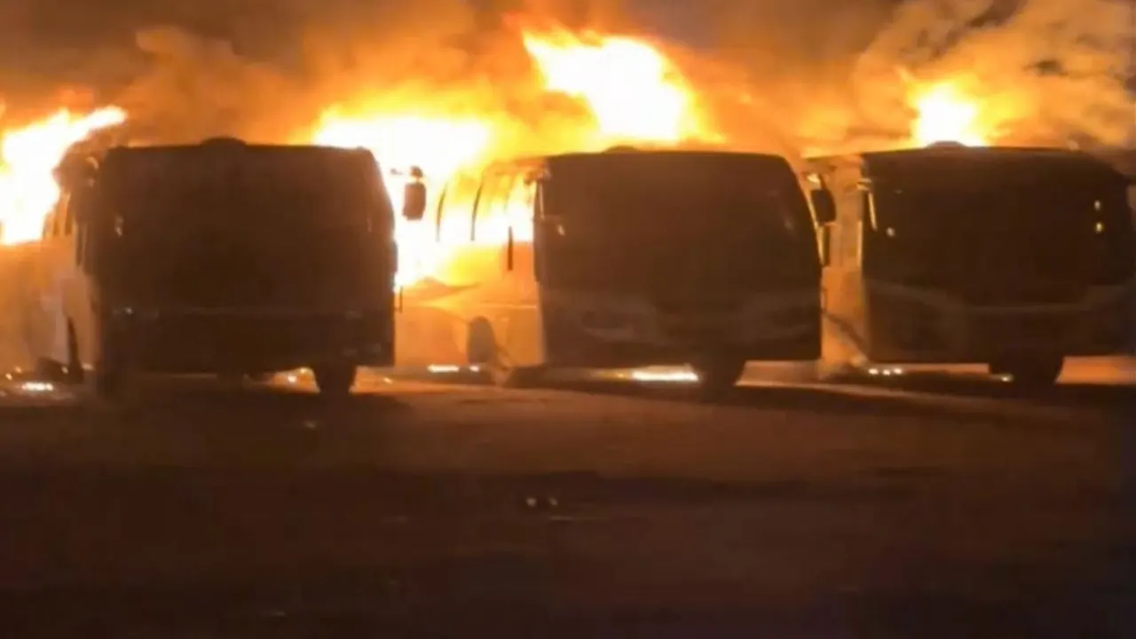 ঝিনাইদহে ৩ বাসে আগুন, ফিলিং স্টেশন ভাঙচুর