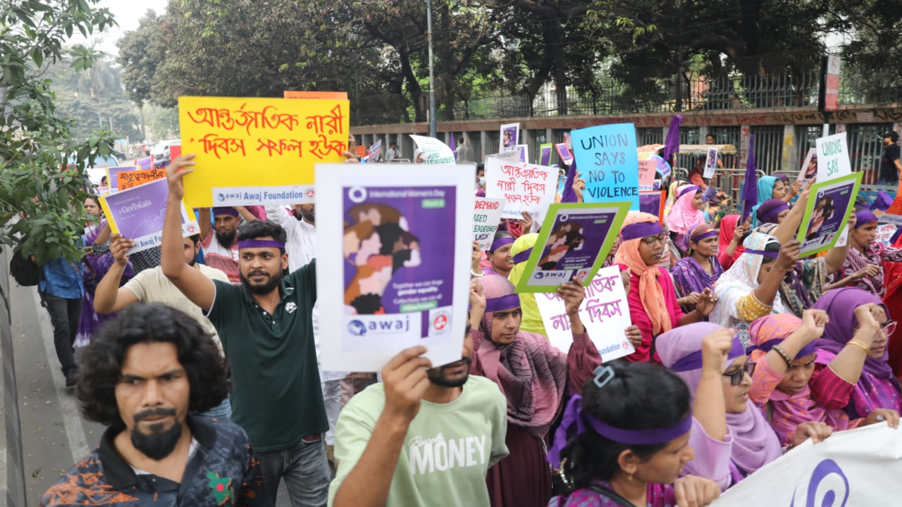 আন্তর্জাতিক নারী দিবসে জাতীয় প্রেস ক্লাবের সামনে শোভযাত্রা