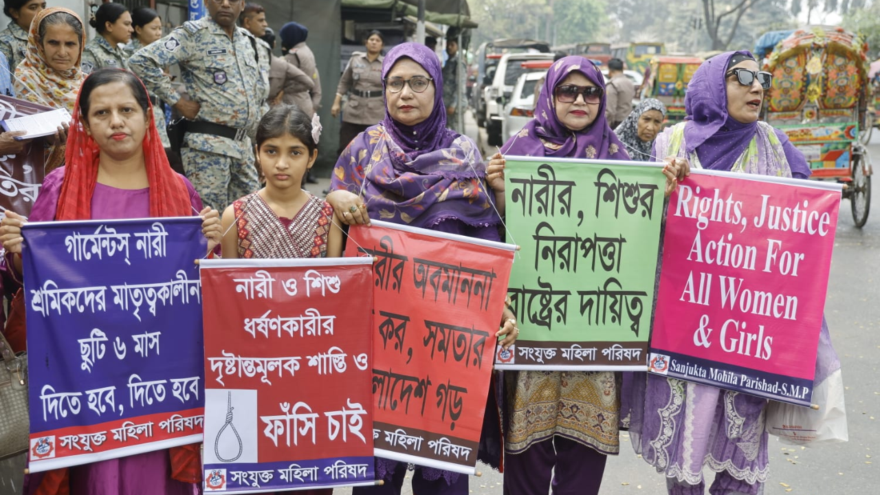 আন্তর্জাতিক নারী দিবসে জাতীয় প্রেস ক্লাবের সামনে বিভিন্ন সংগঠনের সমাবেশ