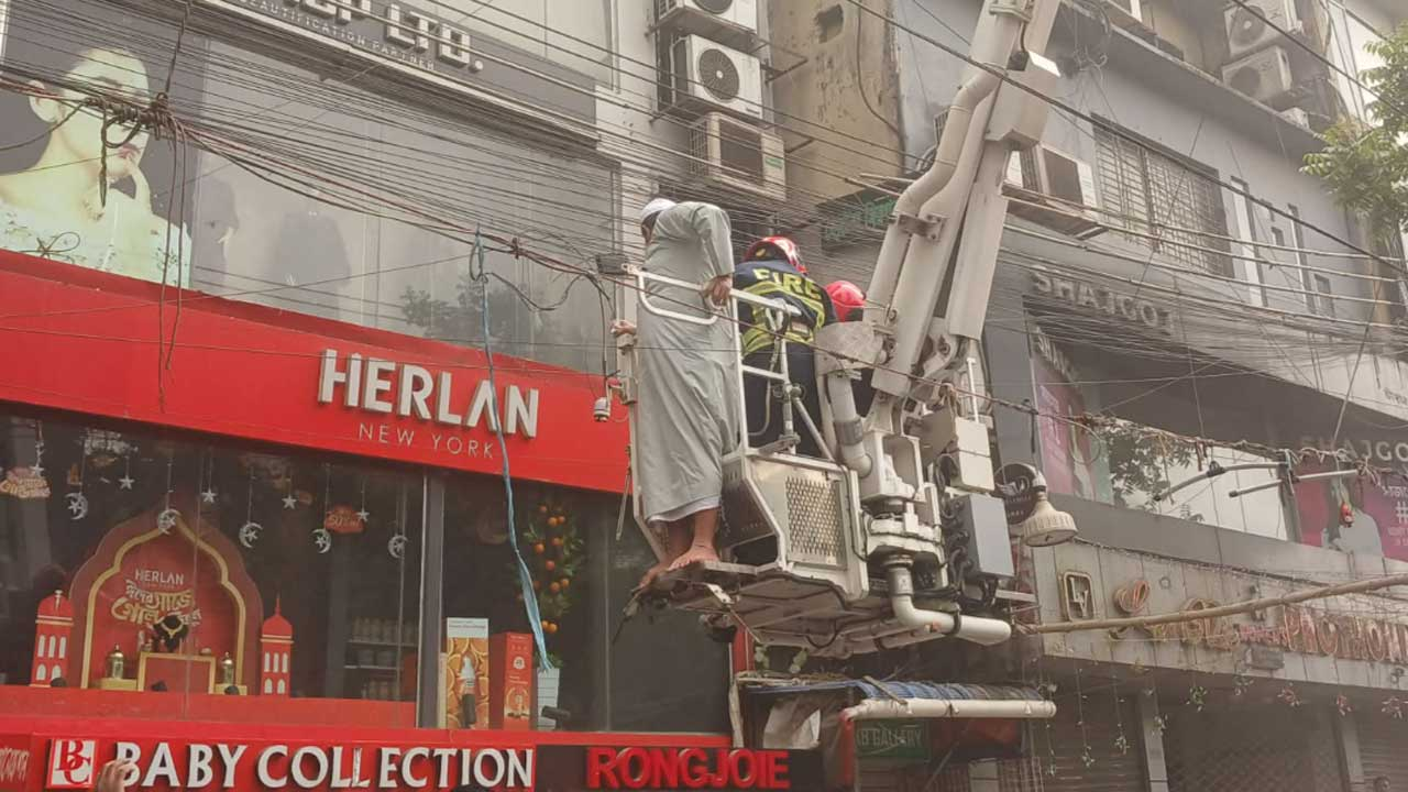 মিরপুরে বাণিজ্যিক ভবনের আগুন নিয়ন্ত্রণে
