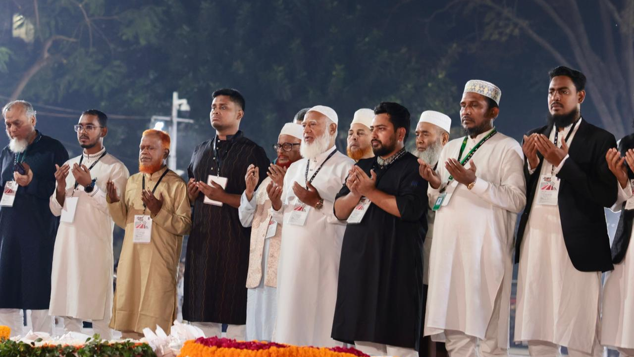 শহীদ মিনারে জামায়াত আমিরকে দেখে ‘রাজাকার’ স্লোগান