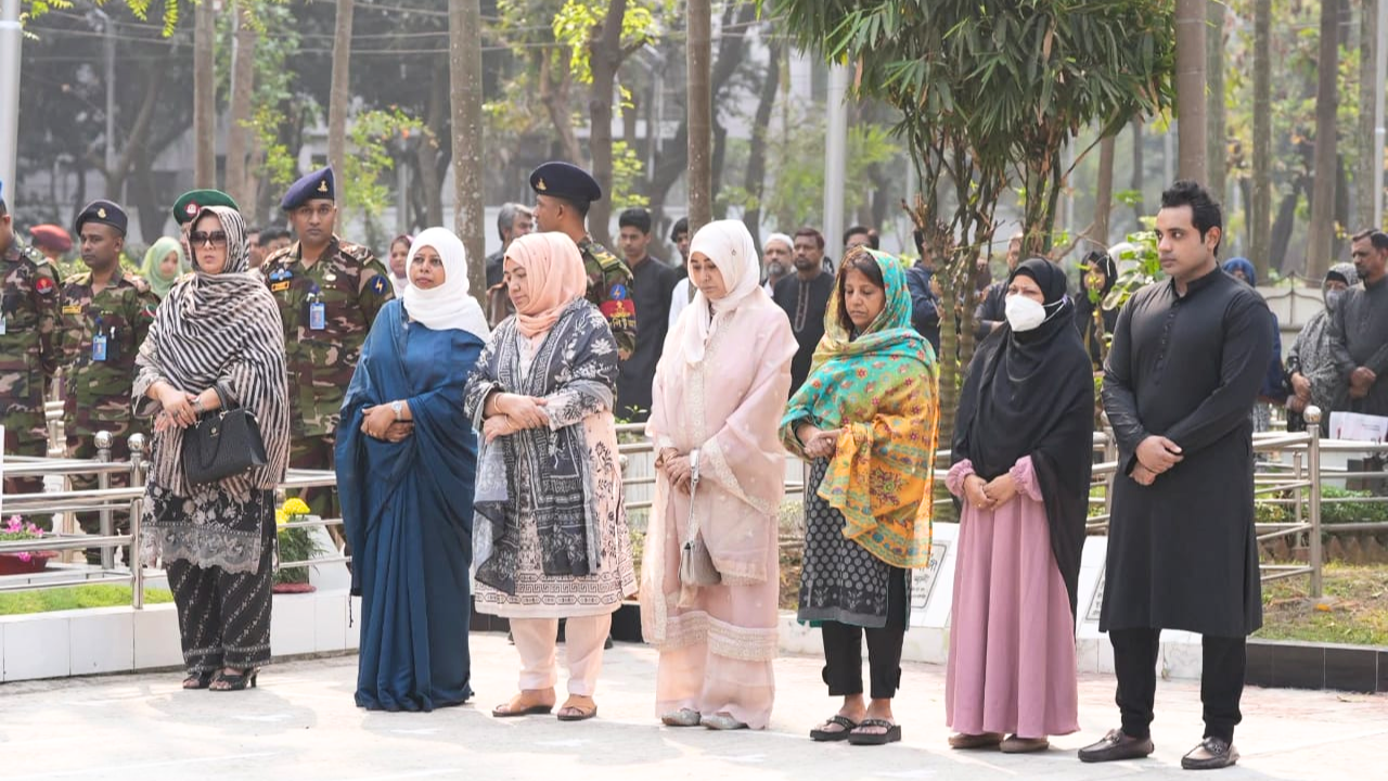 পিলখানায় সেনা হত্যাযজ্ঞে নিহত শহীদ পরিবারের সদস্যরা।