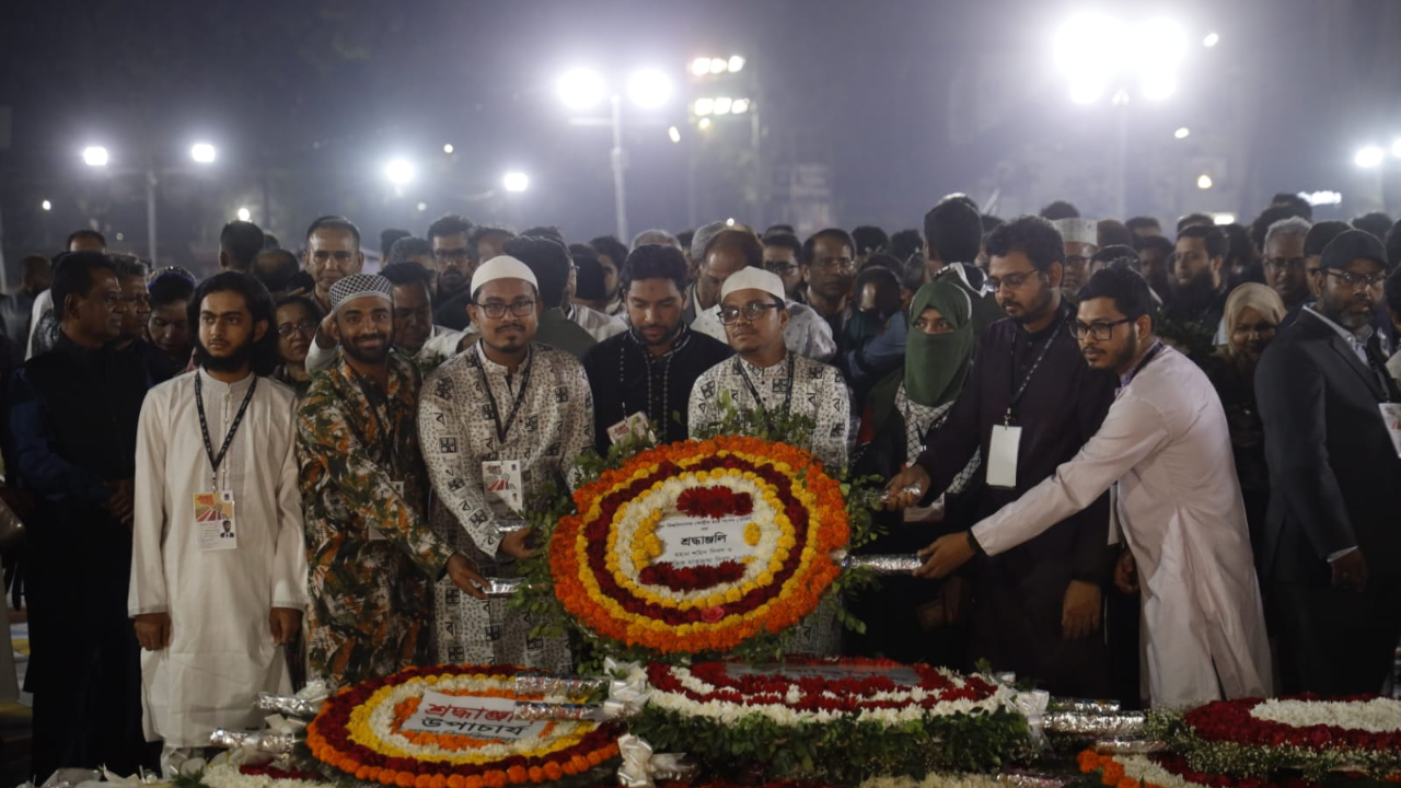 শহীদ মিনারে সাদিক-ফরহাদদের শ্রদ্ধা, ফেসবুকে সর্ব মিত্র চাকমার ক্ষোভ