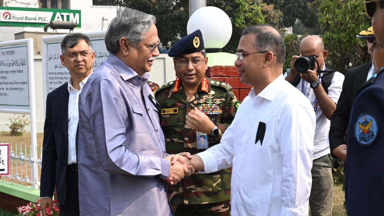 তারেক রহমানের সাথে কুশল বিনিময় করছেন রাষ্ট্রপতি।