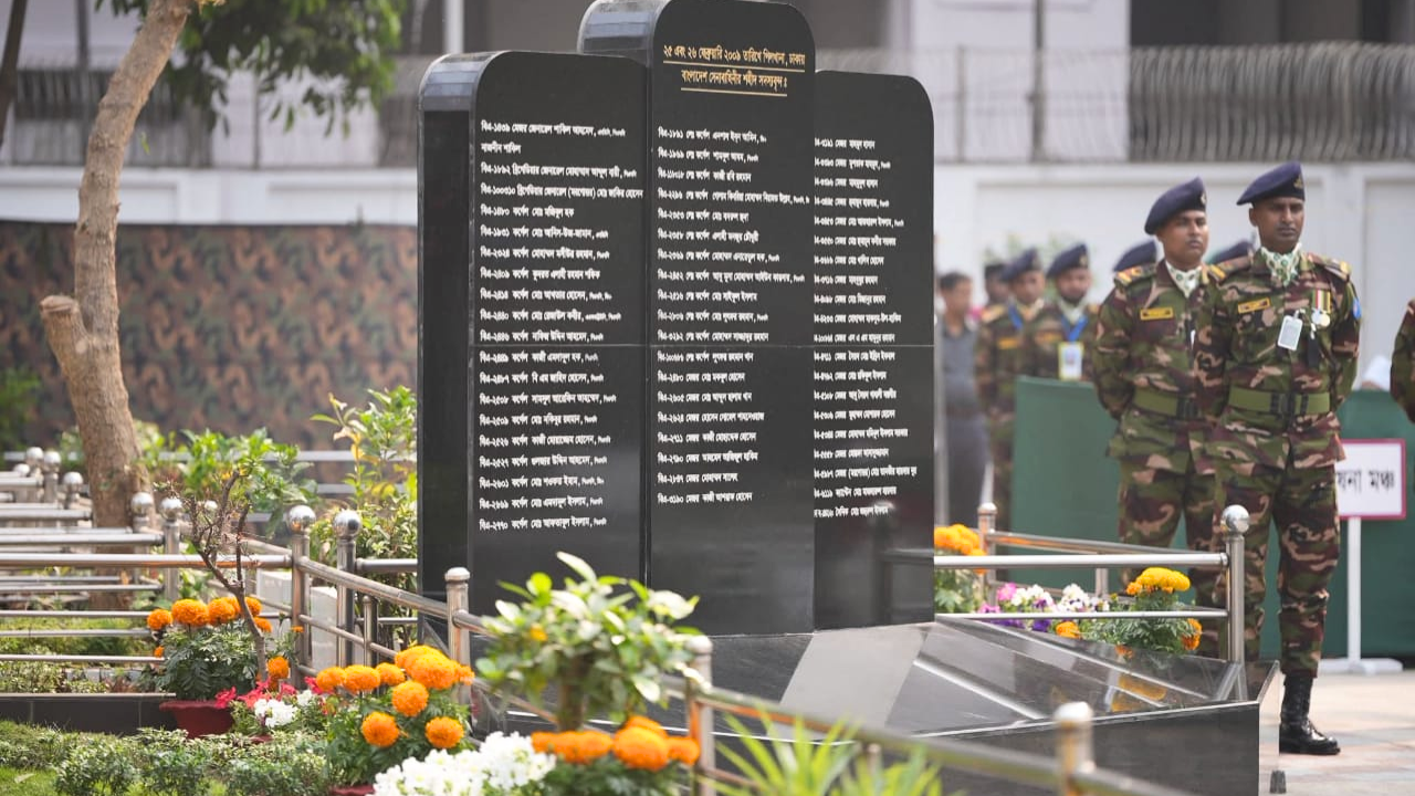 নিহত সেনা কর্মকর্তাদের নামফলক।