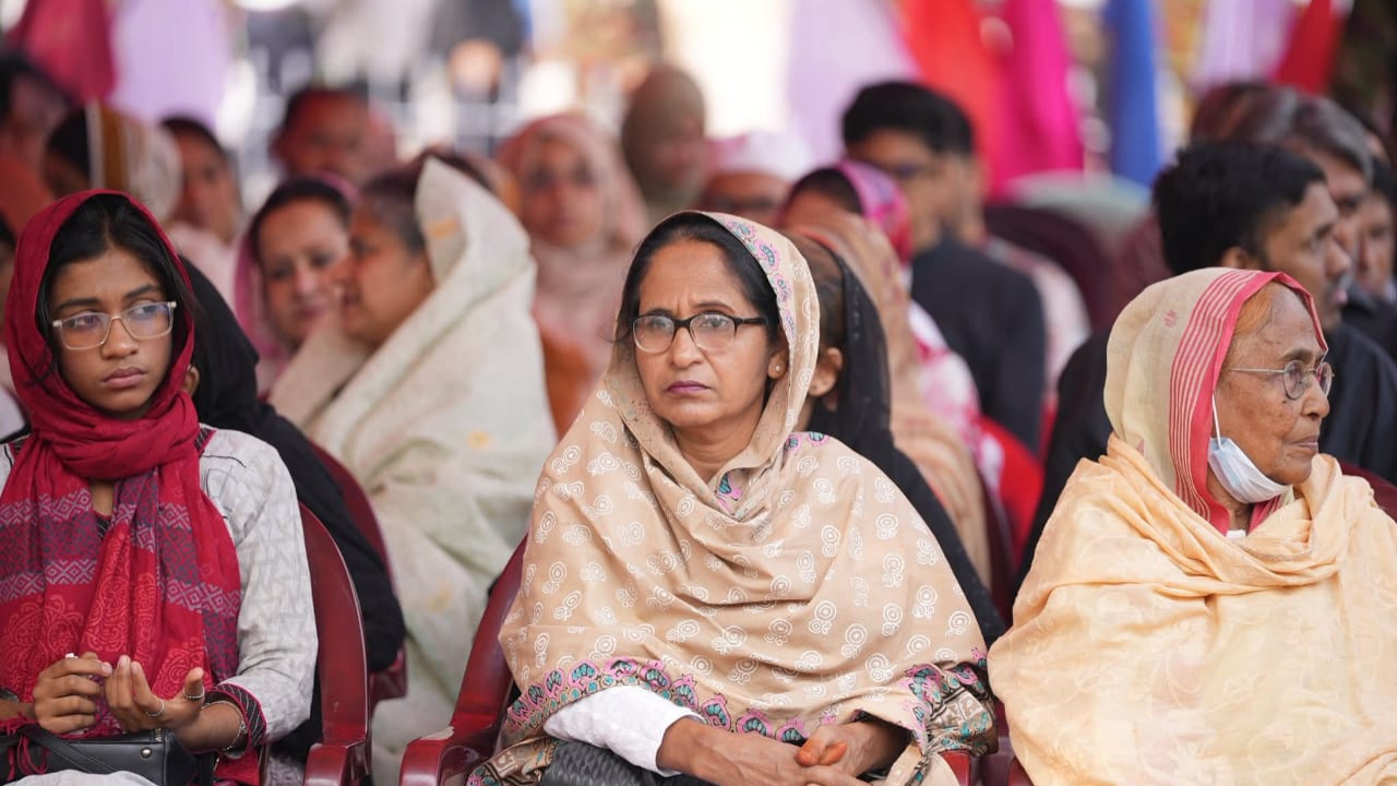 শহীদ সেনা পরিবারের সদস্যরা।