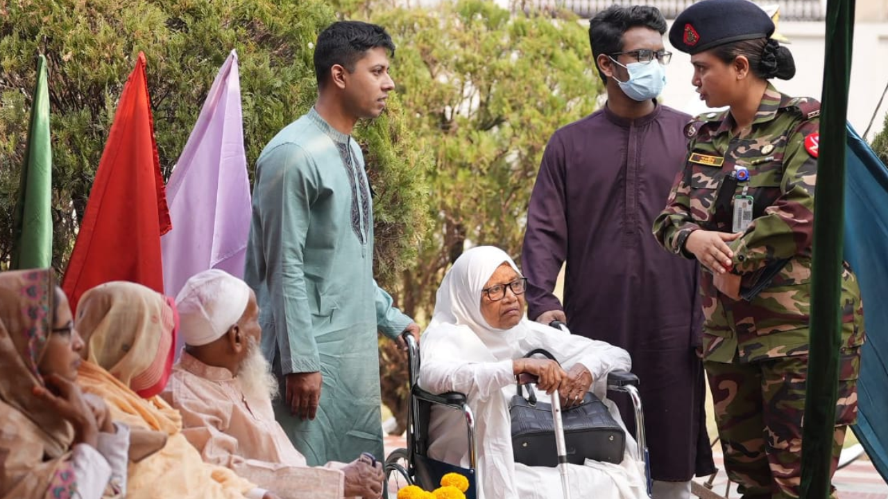 হুইল চেয়ারে শ্রদ্ধা নিবেদন করতে এসেছে নিহত এক সেনার স্বজন।