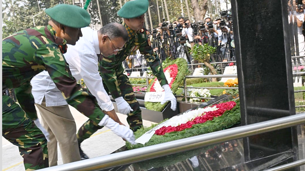 শহীদদের কবরে পুষ্পস্তবক অর্পণের মাধ্যমে শ্রদ্ধা নিবেদন করছেন প্রধানমন্ত্রী তারেক রহমান।