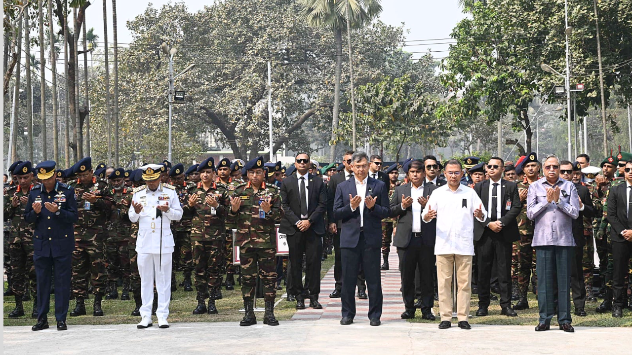 উপস্থিত ব্যক্তিরা শহীদদের রুহের মাগফিরাত কামনা করে বিশেষ মোনাজাতে অংশ নেন।