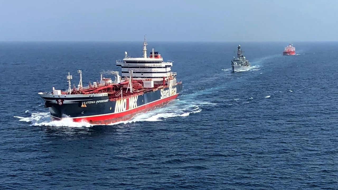 হরমুজ প্রণালিতে চলা জাহাজে কর আরোপ করতে পারে ইরান