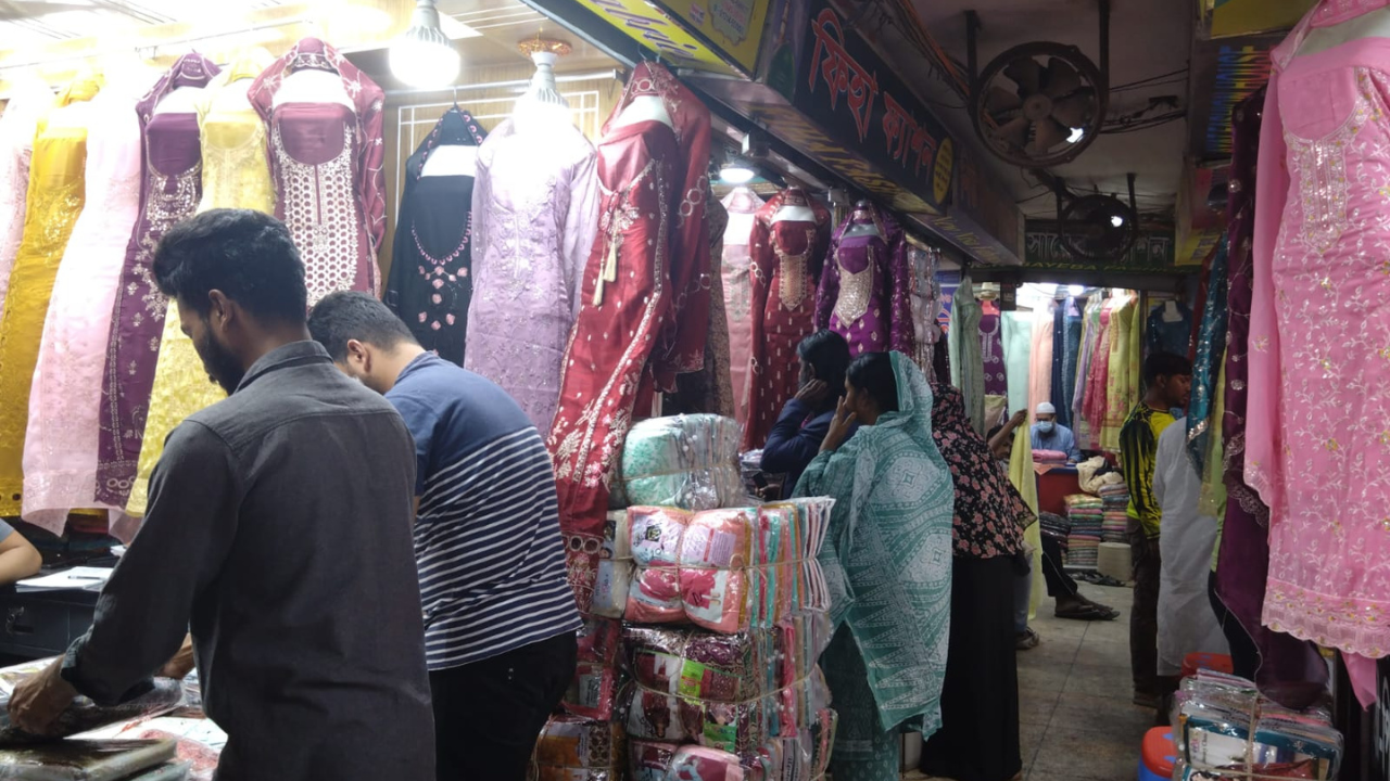 রমজান শুরু হলেও জমেনি ইসলামপুরের পাইকারি কাপড় বেচাকেনা