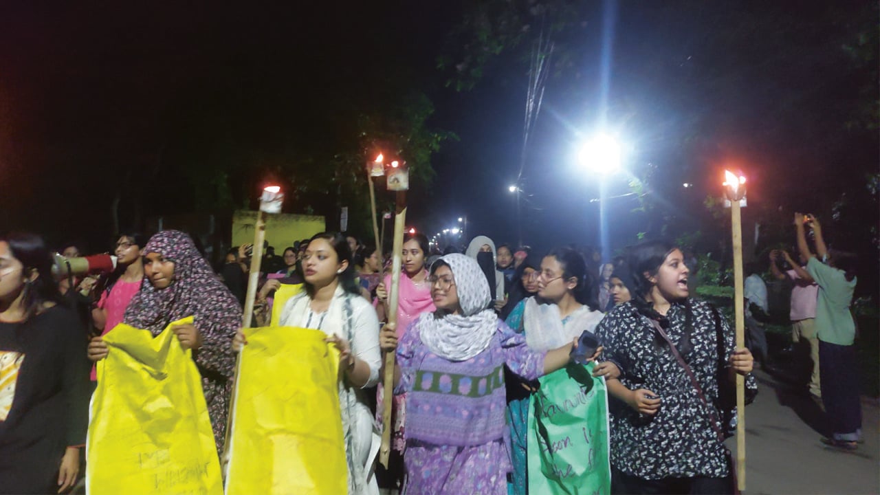 শিক্ষার্থীকে ধর্ষণচেষ্টার প্রতিবাদে উত্তাল জাহাঙ্গীরনগর বিশ্ববিদ্যালয়
