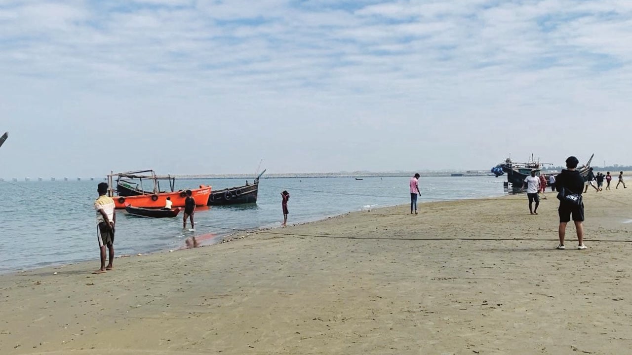 টেকনাফে সৈকত থেকে তরুণ-তরুণীর মরদেহ উদ্ধার