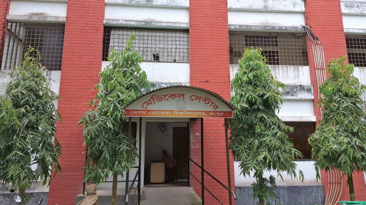 বেরোবিতে ৮ হাজার শিক্ষার্থীর সেবায় ৪ চিকিৎসক