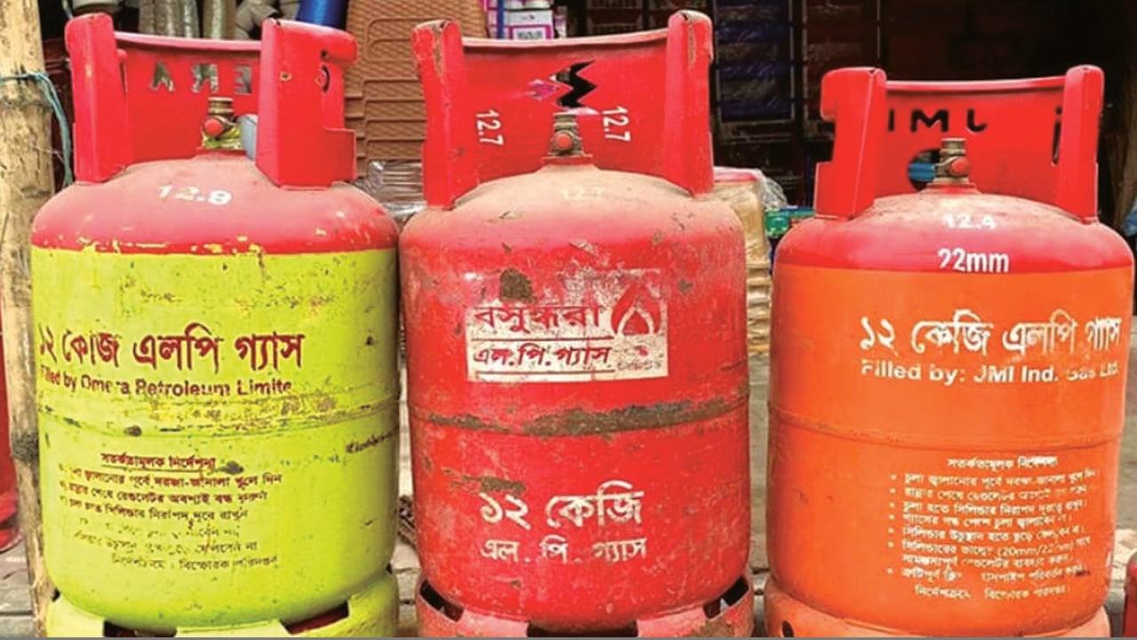 নির্ধারিত দামে মিলছে না গ্যাস সিলিন্ডার, ভোগান্তিতে ক্রেতারা