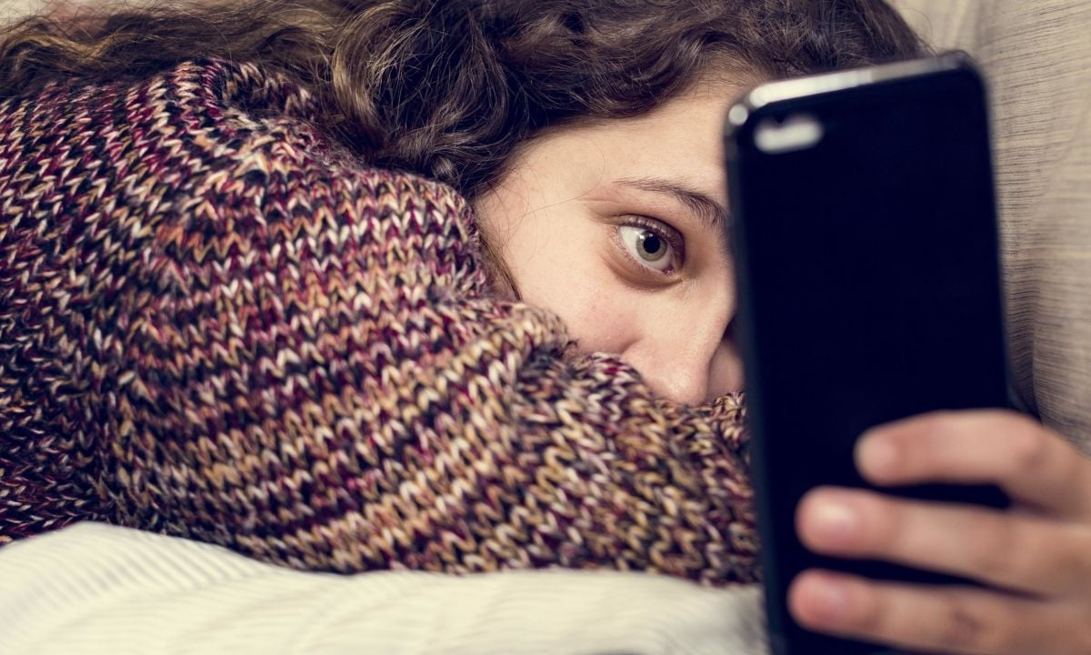 স্মার্টফোন আসক্তিতে বাড়ছে অকাল বার্ধক্য