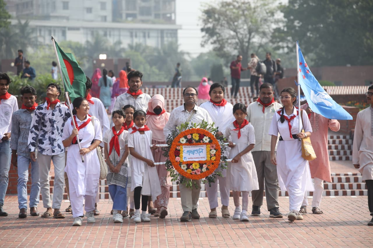 পরিবারের সঙ্গে মুক্তিযুদ্ধের মহান শহিদদের প্রতি শ্রদ্ধা নিবেদন করতে এসেছেন কয়েকজন শিশু