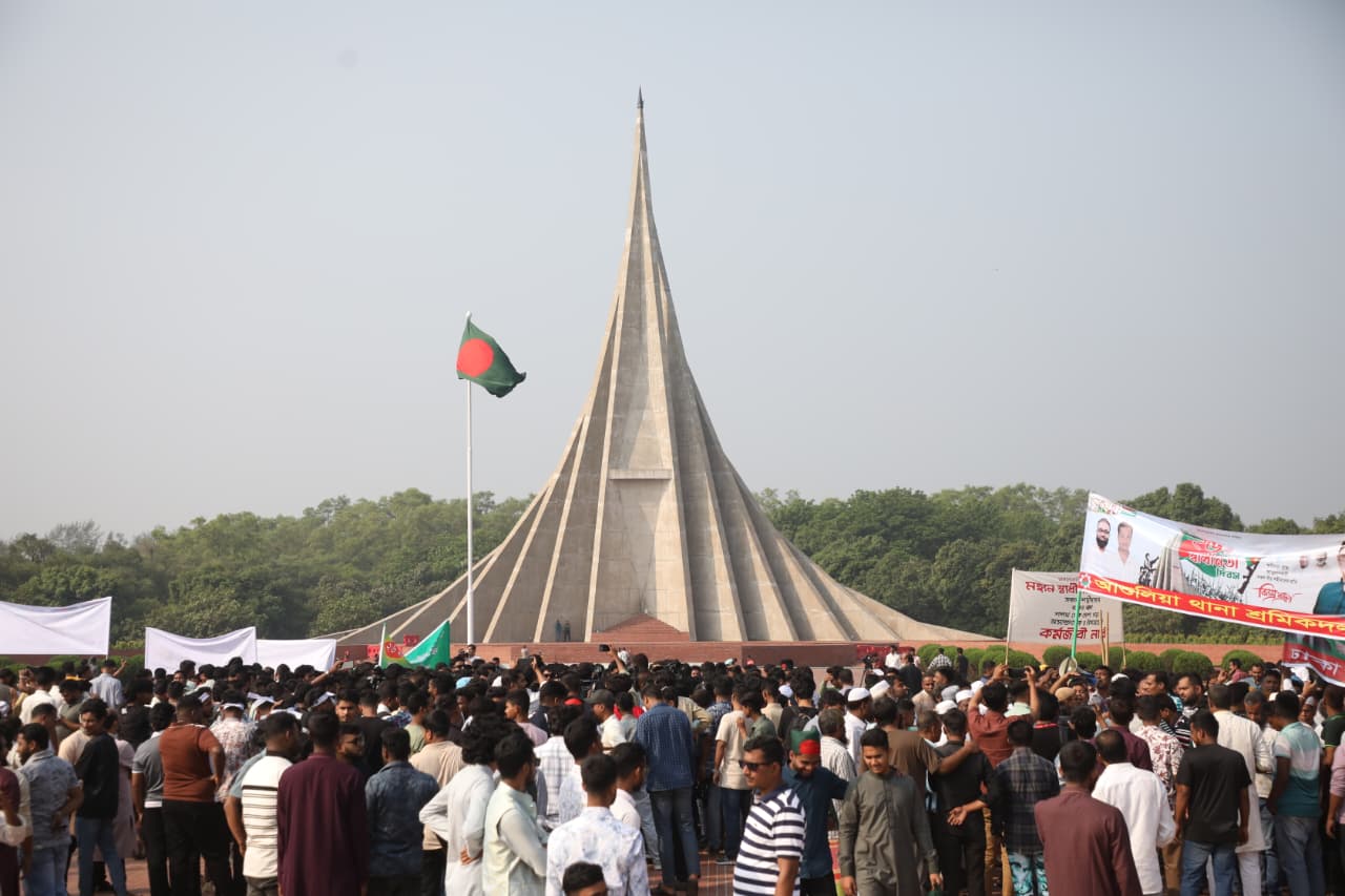 স্মৃতিসৌধে সর্বস্তরের মানুষের ভিড়