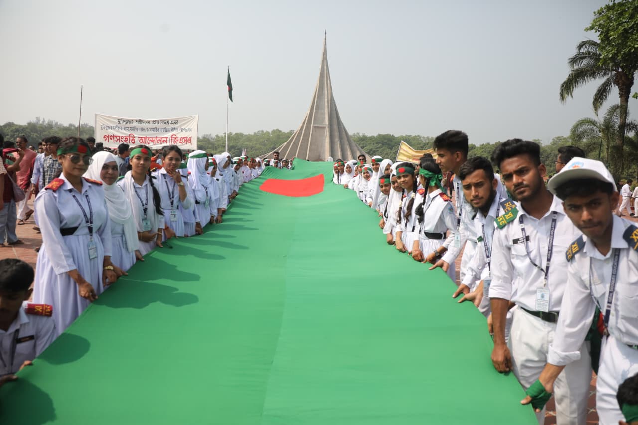 শহিদদের প্রতি শ্রদ্ধা জানাতে লাল সবুজের দীর্ঘ পতাকা হাতে শিক্ষার্থীরা