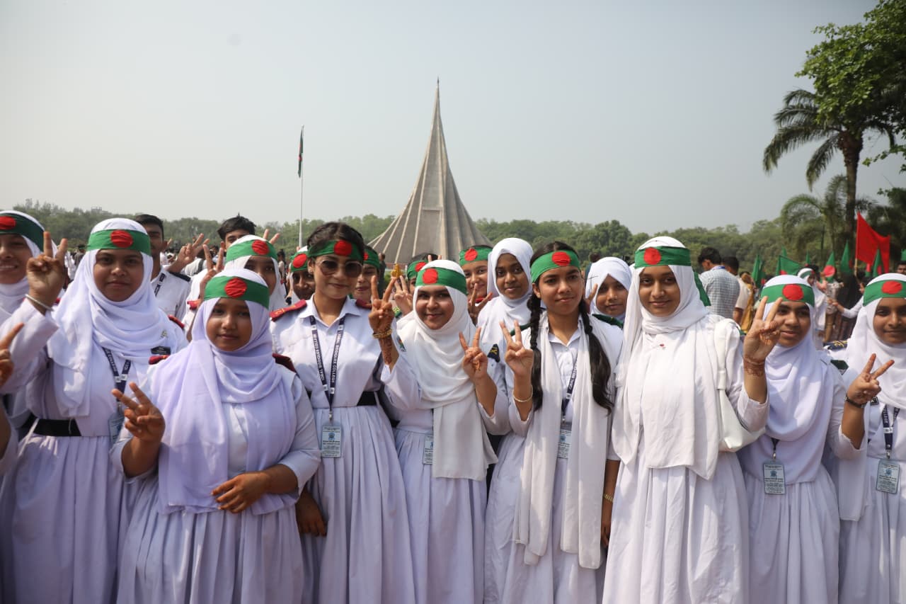 মাথায় জাতীয় পতাকা বেঁধে বিজয় চিহ্ন দেখিয়ে ছবি তুলছেন শিক্ষার্থীরা