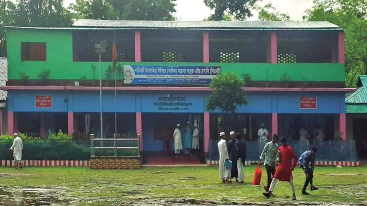 সময় শেষ হওয়ার পরও বই খুলে উত্তর লিখলো পরীক্ষার্থীরা