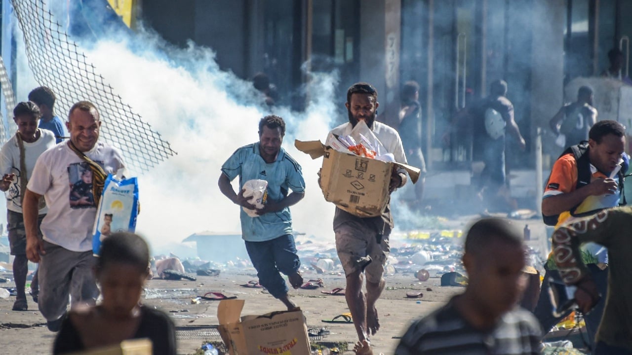 সেনা প্রত্যাহারের দাবিতে পাপুয়ায় পুলিশের সঙ্গে বিক্ষোভকারীদের সংঘর্ষ