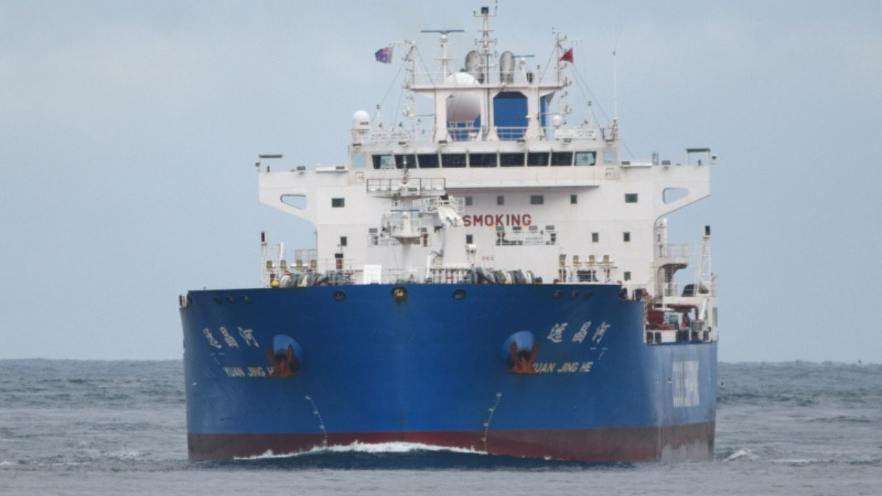 সিঙ্গাপুর থেকে চট্টগ্রামে ডিজেলভর্তি জাহাজ, অপেক্ষায় ২টি