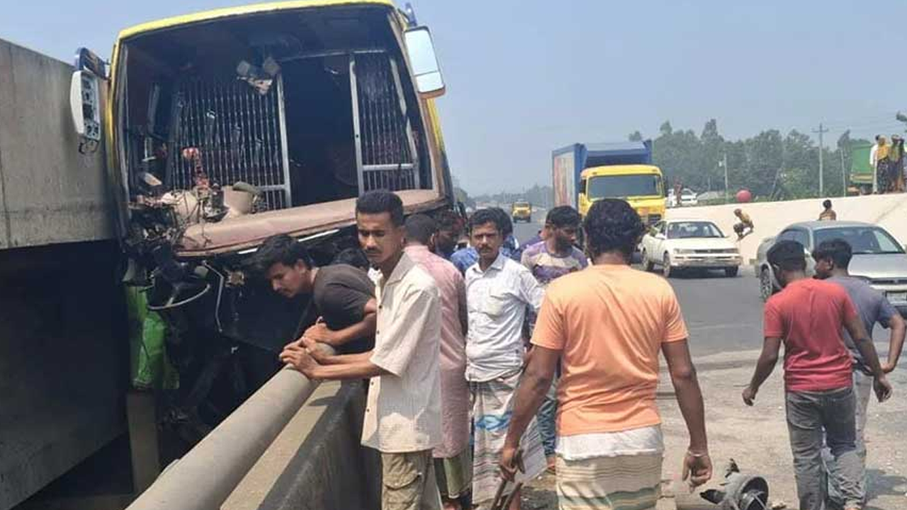 সিরাজগঞ্জে রোড ডিভাইডারে বাসের ধাক্কা, নিহত ৩