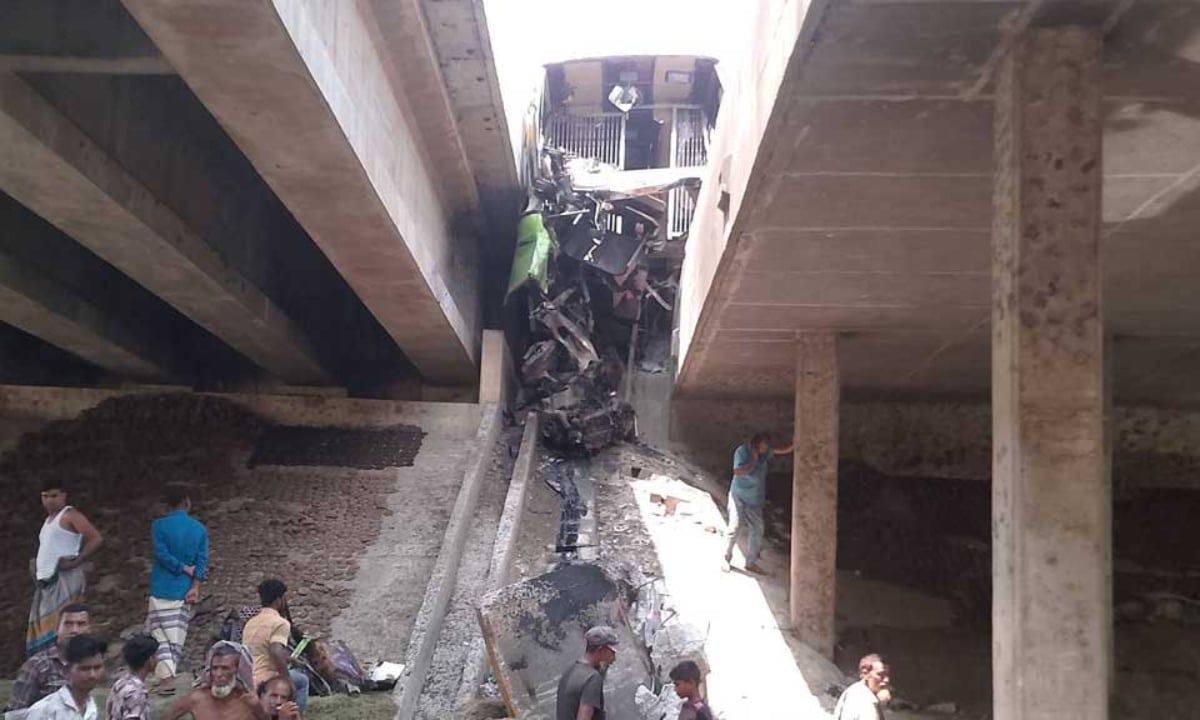 সিরাজগঞ্জে রোড ডিভাইডারে বাসের ধাক্কা,  নিহত ৩