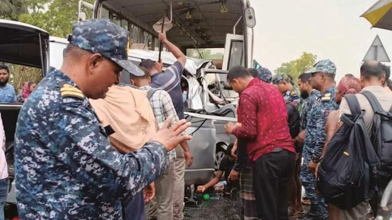 বাগেরহাটে বাস-মাইক্রোবাস সংঘর্ষে নিহত ১৩