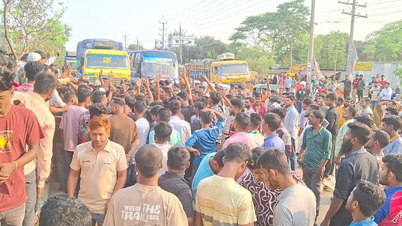 শ্রীপুরে গাড়িচালককে পুলিশের মারধর, প্রতিবাদে মহাসড়ক অবরোধ