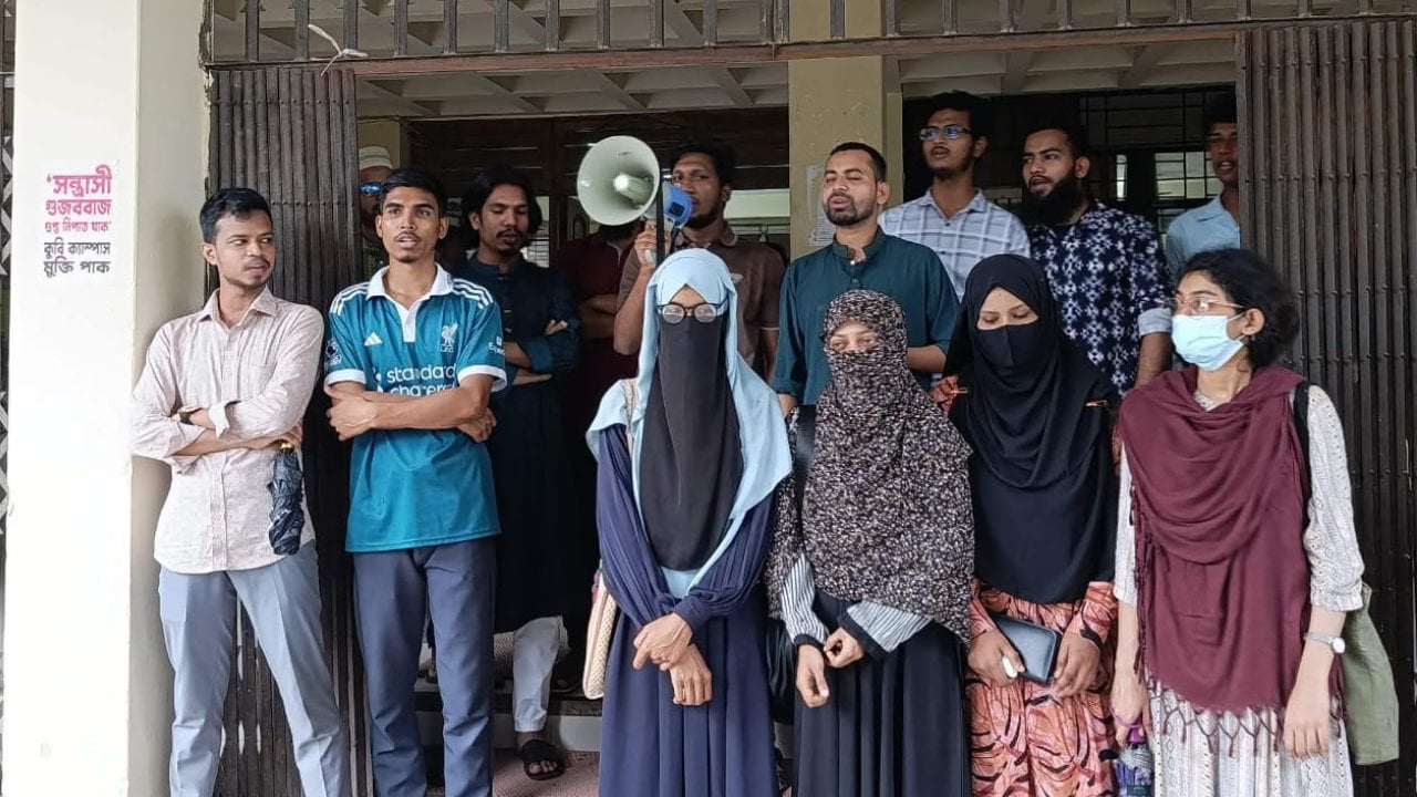শিশু রামিসা হত্যা: ধর্ষকের ফাঁসির দাবিতে কুবিতে বিক্ষোভ