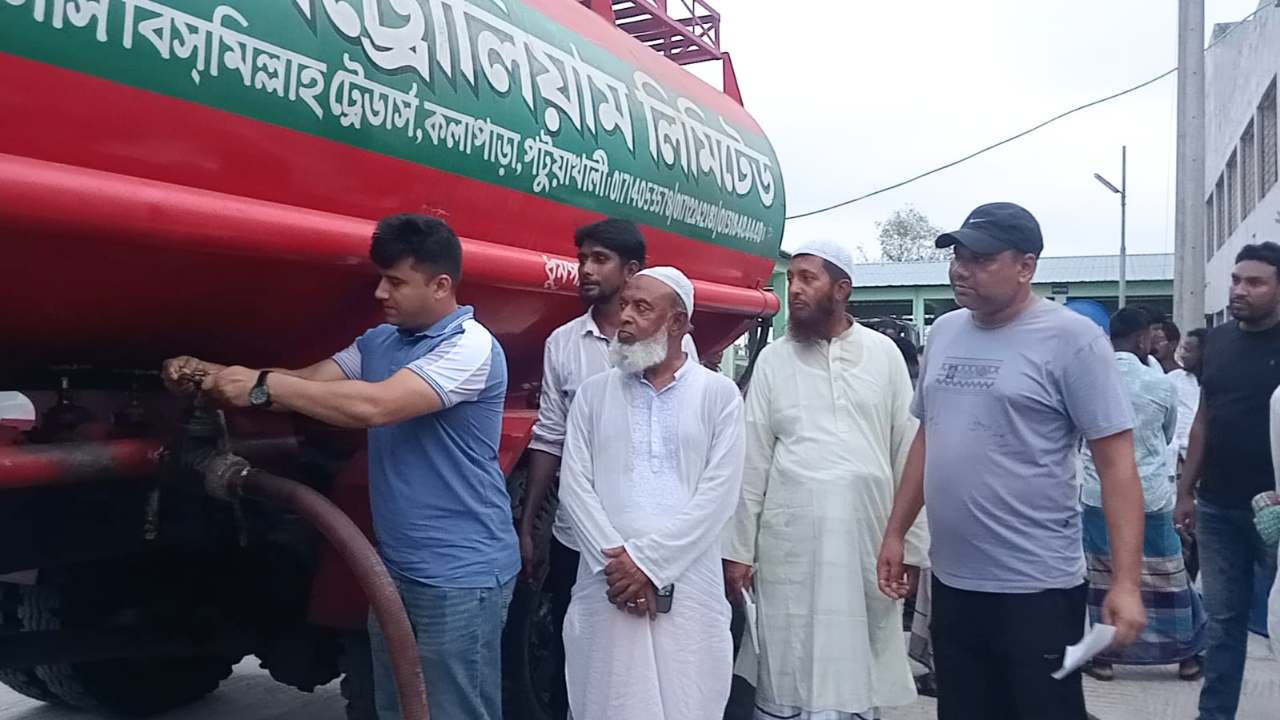 পটুয়াখালীতে বিশেষ ব্যবস্থায় জেলেরা পাচ্ছেন ডিজেল