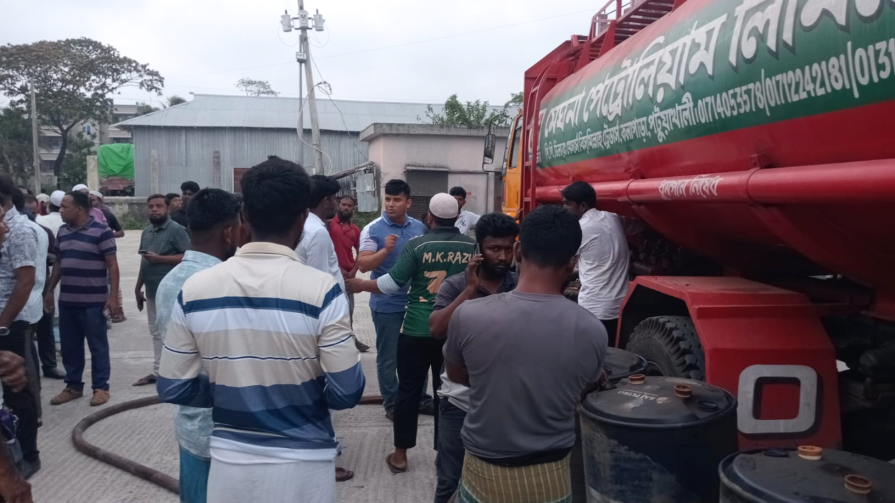 পটুয়াখালীতে বিশেষ ব্যবস্থায় জেলেরা পাচ্ছেন ডিজেল