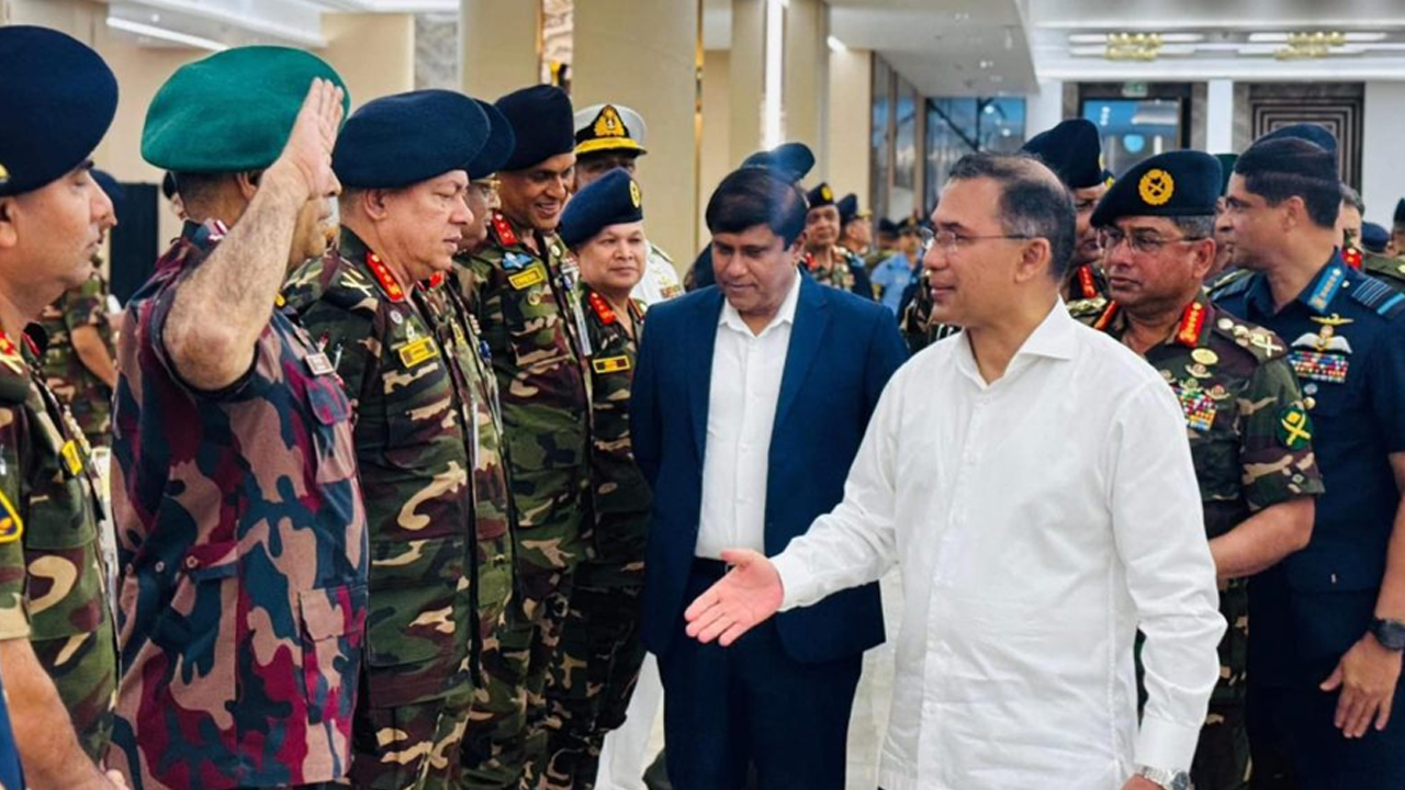 সেনাপ্রাঙ্গণে সশস্ত্র বাহিনীর সদস্যদের সঙ্গে শুভেচ্ছা বিনিময় করেন প্রধানমন্ত্রী