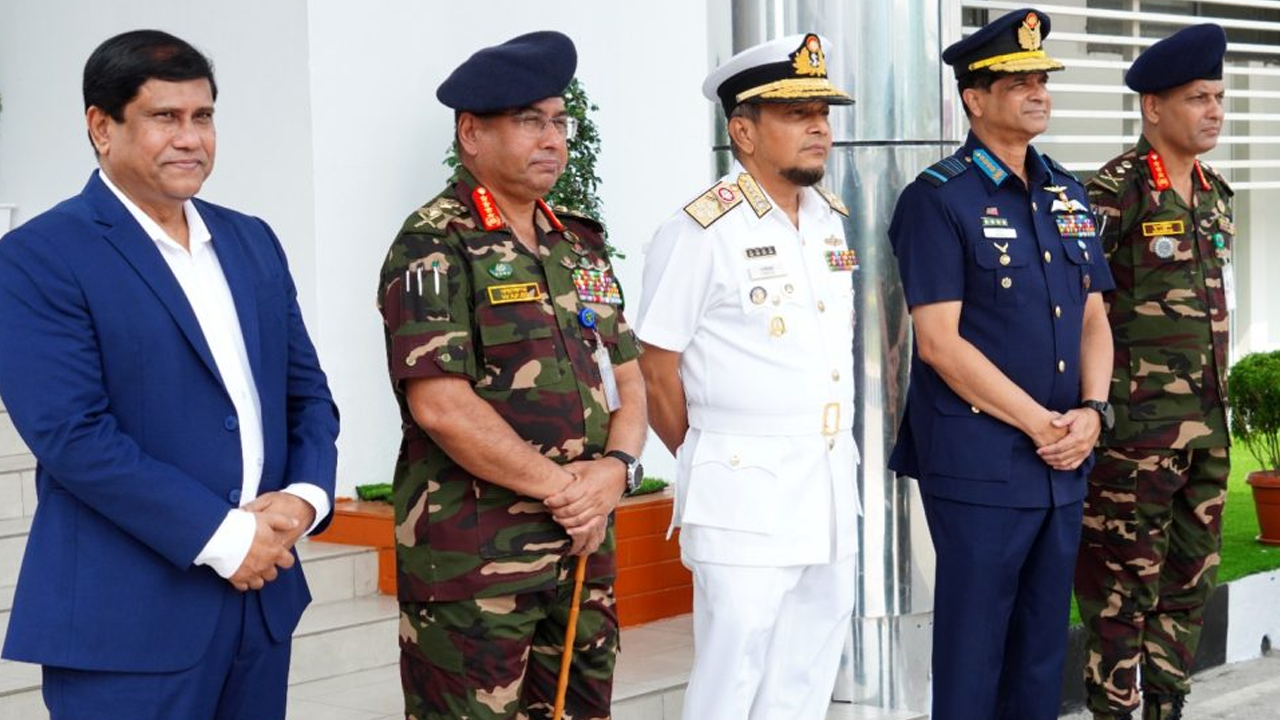 প্রধানমন্ত্রী তারেক রহমানকে অনুষ্ঠানস্থলে স্বাগত জানান প্রধানমন্ত্রীর প্রতিরক্ষা উপদেষ্টা ও তিন বাহিনীর প্রধানরা