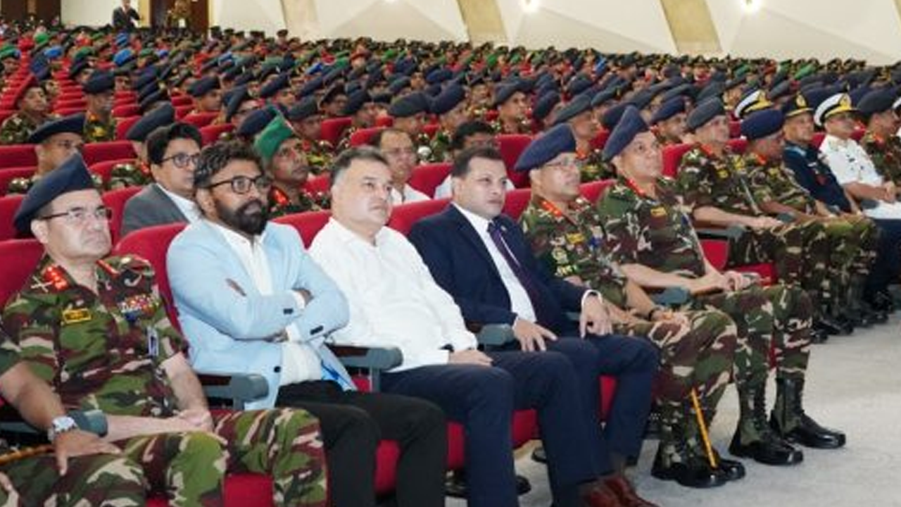 প্রধানমন্ত্রীর দরবারে উপস্থিত সশস্ত্র বাহিনীর সদস্যরা