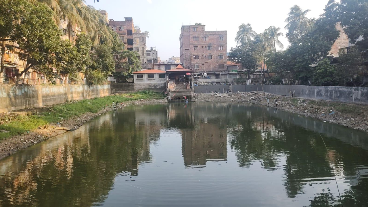 শতবর্ষী বংশাল পুকুর, আয়ের টাকায় সহায়তা পান গরিবরা