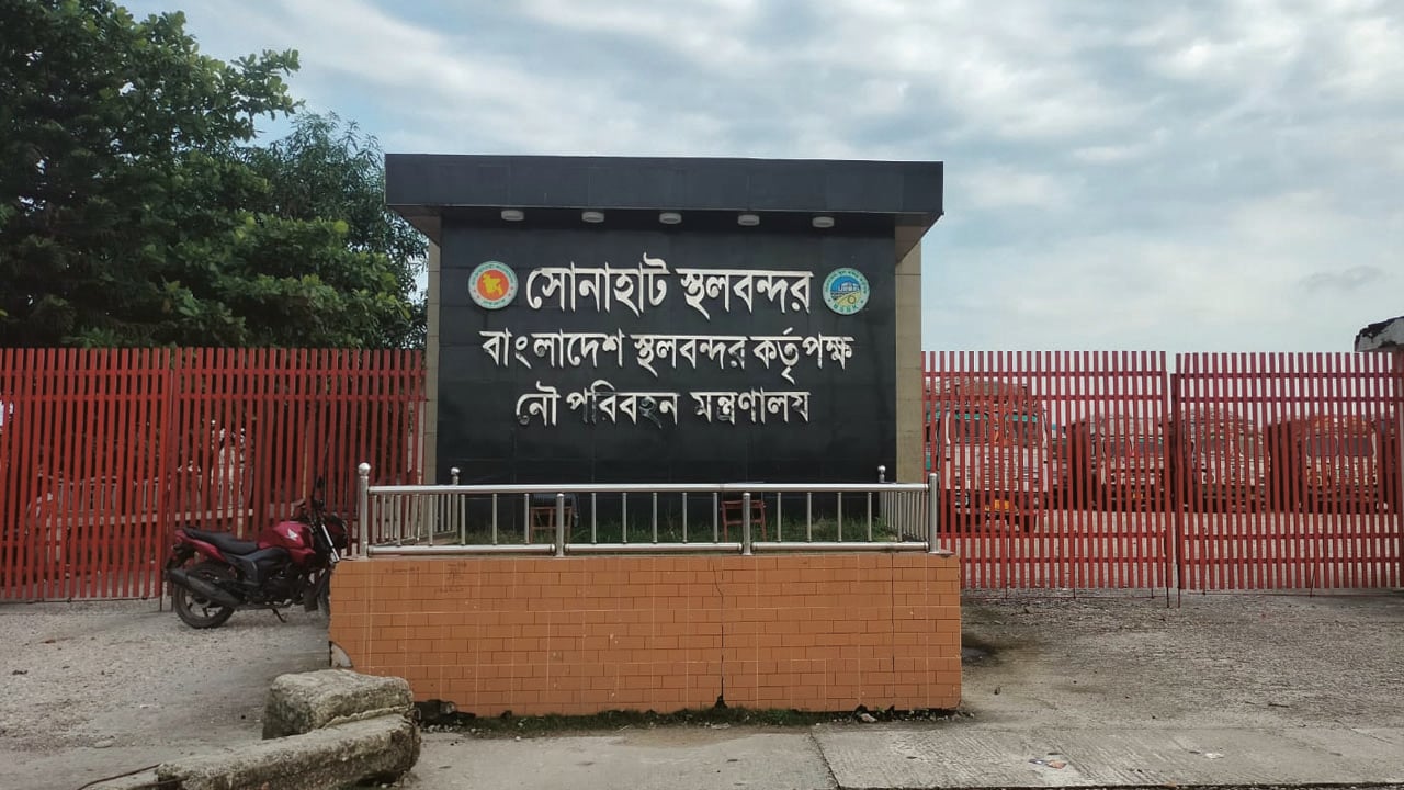 স্থবির সোনাহাট স্থলবন্দর, ডিজেল সংকটে কমছে পাথরবাহী ট্রাক