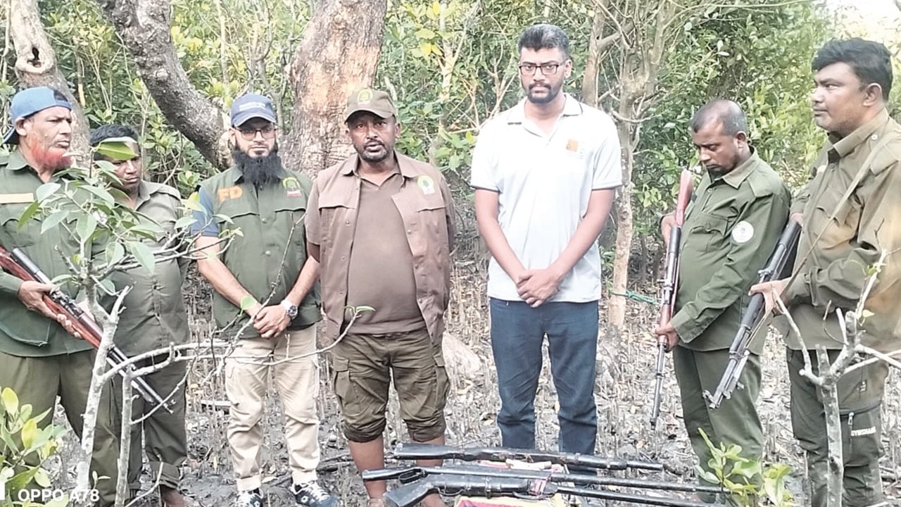 সাতক্ষীরায় সুন্দরবন থেকে ৩টি বন্দুক উদ্ধার
