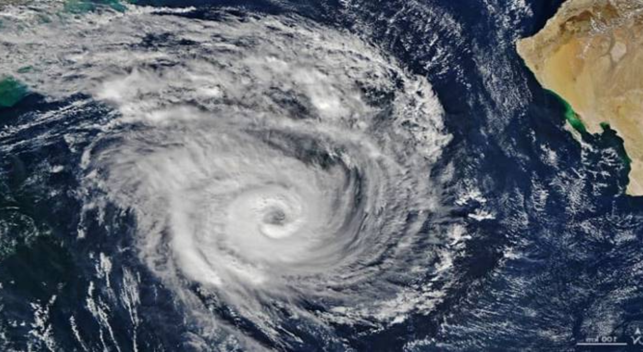 ধেয়ে আসছে শক্তিশালী ঘূর্ণিঝড়