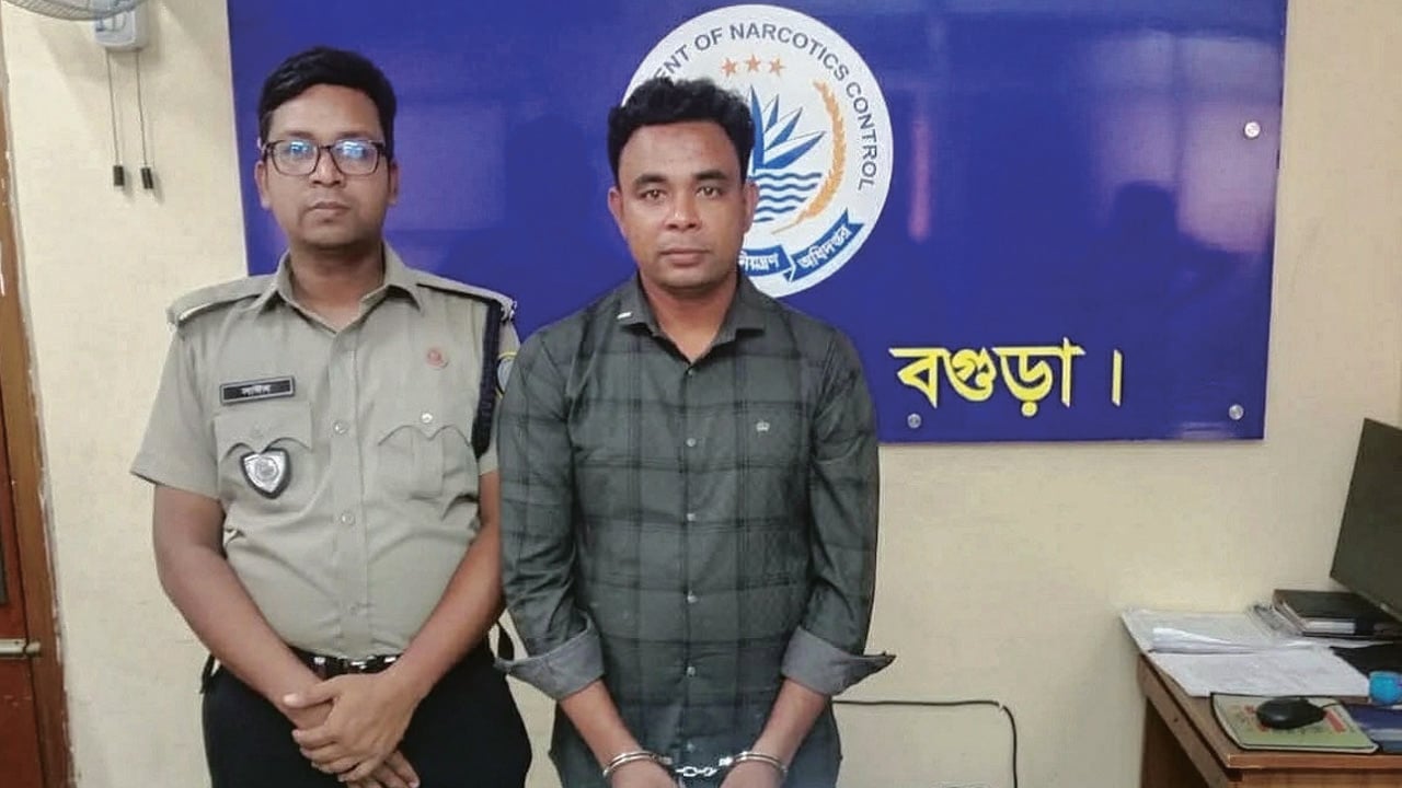 স্যান্ডেলের ভেতর লুকানো ছিলো ১৫০০ পিস ইয়াবা