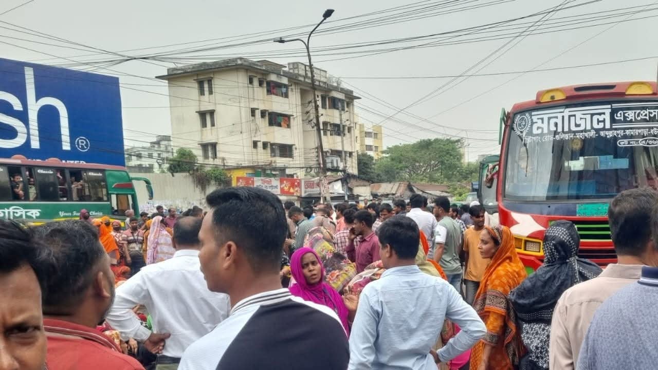 তেজগাঁওয়ে পোশাক শ্রমিকদের সড়ক অবরোধ